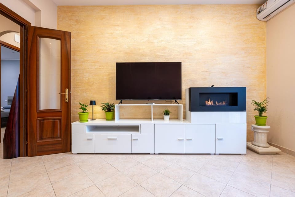 Communal lounge/ TV room, TV and multimedia, Seating area