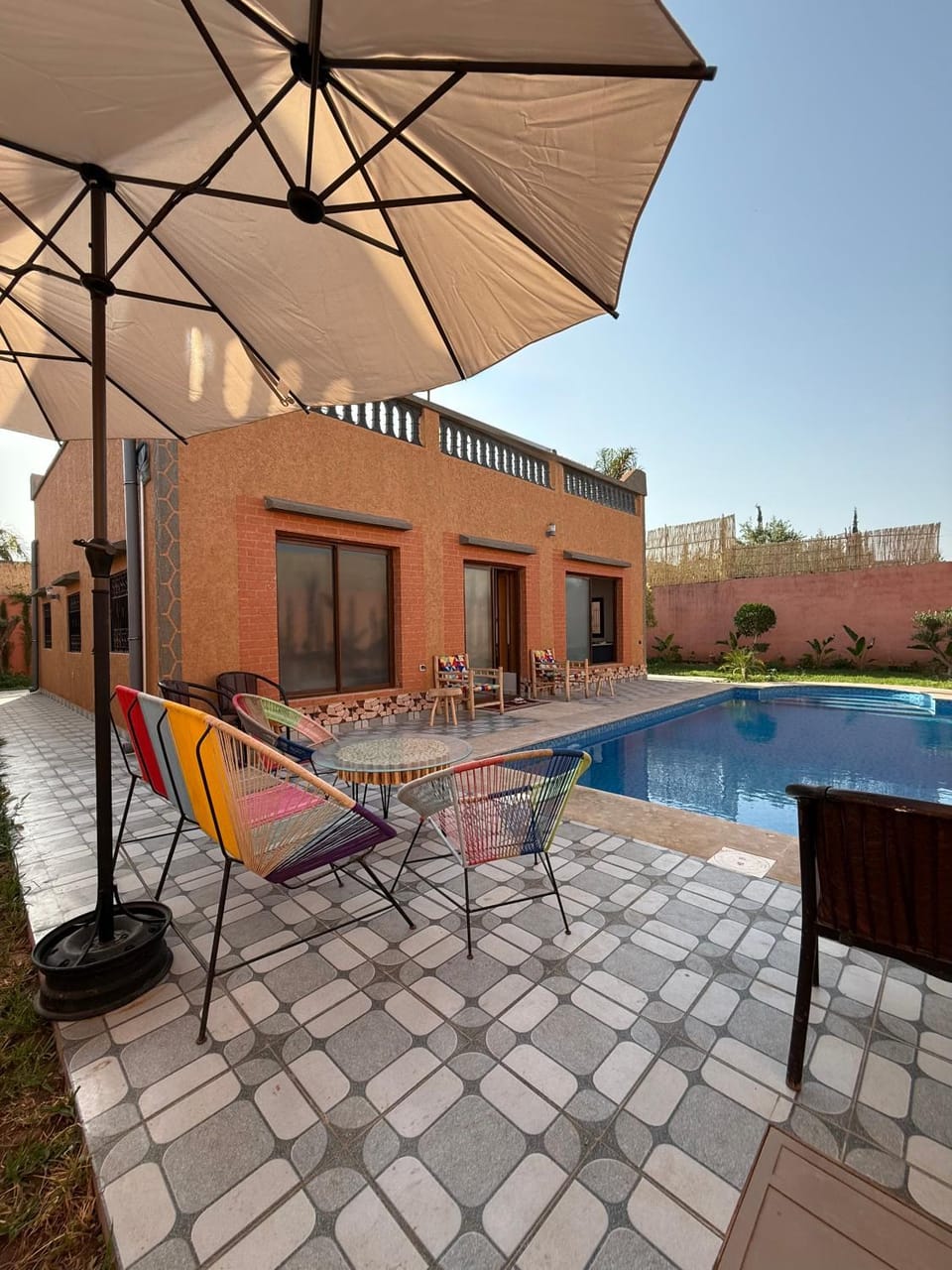 Property building, Patio, Day, Natural landscape, Pool view, Swimming pool, sunbed