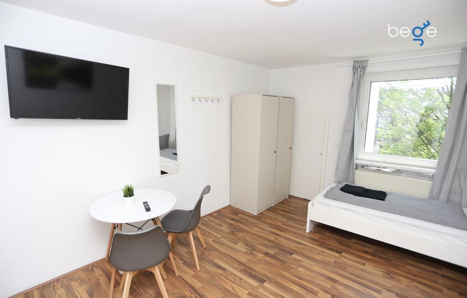 Bed, Dining area, Bedroom, wardrobe
