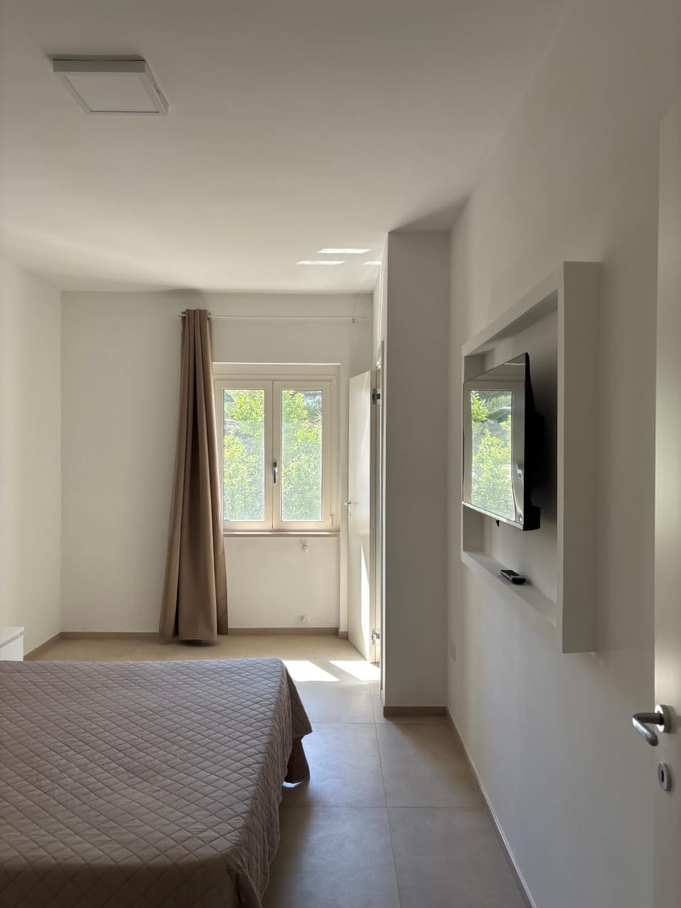 Bed, TV and multimedia, Bedroom