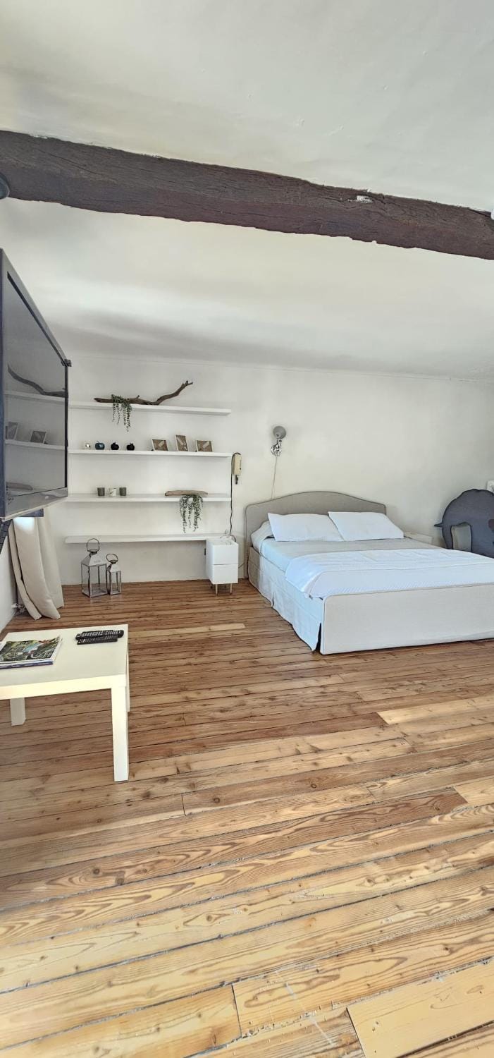 Photo of the whole room, Bedroom