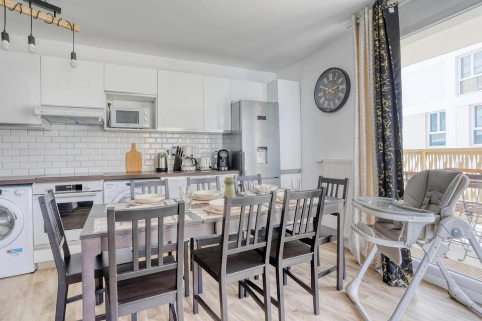 Kitchen or kitchenette, Living room, Dining area