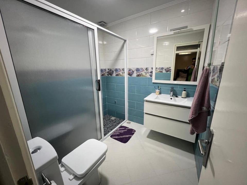 Shower, Toilet, towels