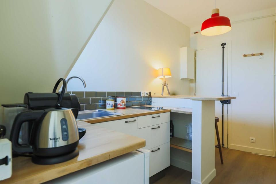 Coffee/tea facilities, Kitchen or kitchenette, stove