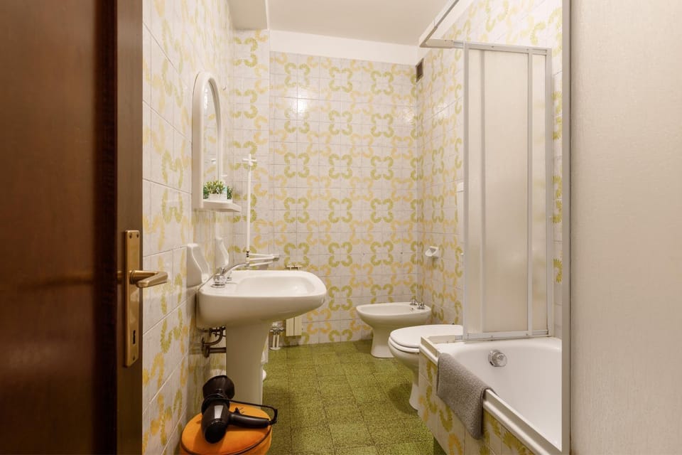 Shower, Toilet, Bathroom, Bath, bidet, towels