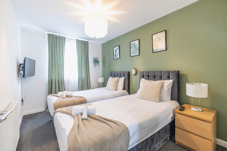 Bed, TV and multimedia, Photo of the whole room, Bedroom, towels