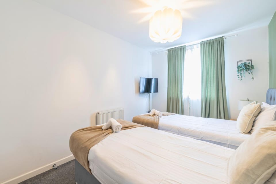 Bed, TV and multimedia, Photo of the whole room, Bedroom