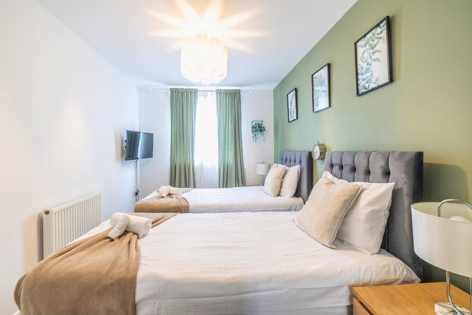 Bed, TV and multimedia, Photo of the whole room, Bedroom, towels