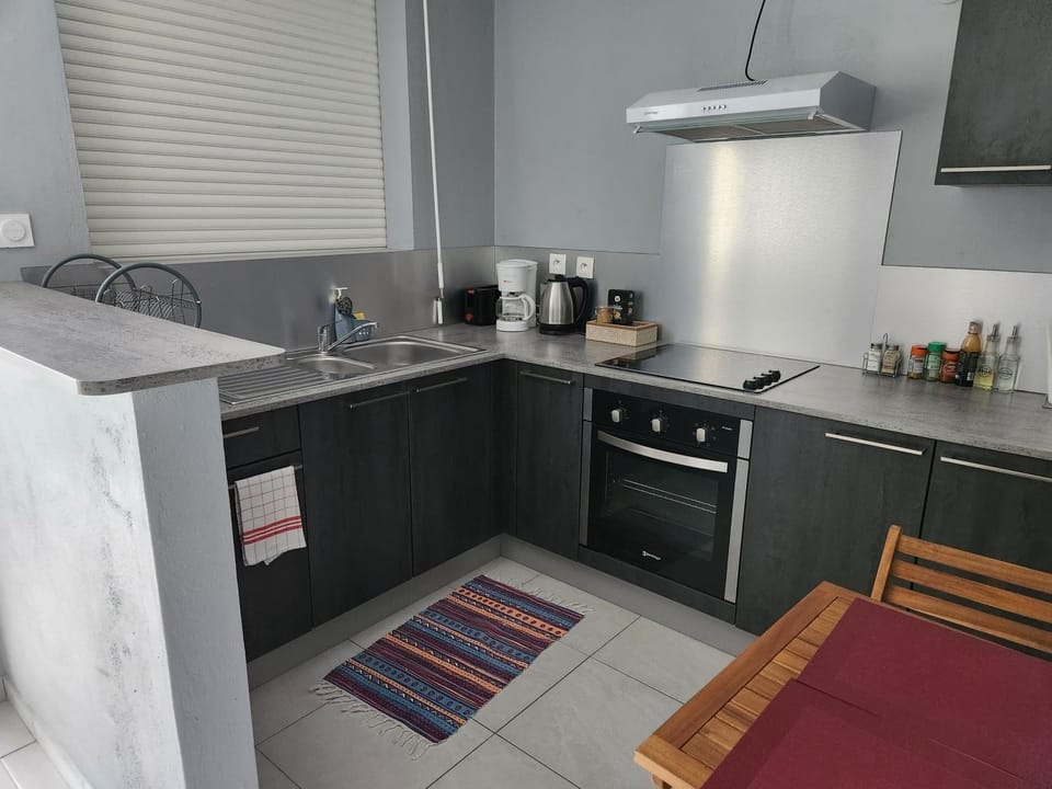 Kitchen or kitchenette, oven, stove