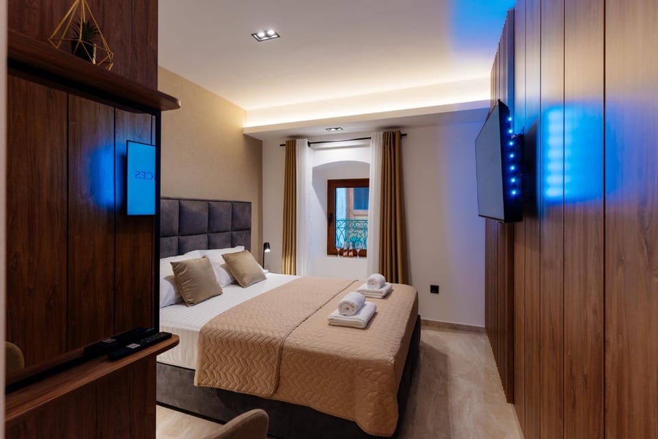 Bed, TV and multimedia, Photo of the whole room, Bedroom, towels, wardrobe