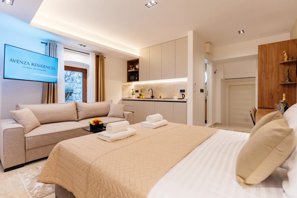 Bed, TV and multimedia, Coffee/tea facilities, Kitchen or kitchenette, Living room, Photo of the whole room, Decorative detail, Seating area, Bedroom, towels, wardrobe