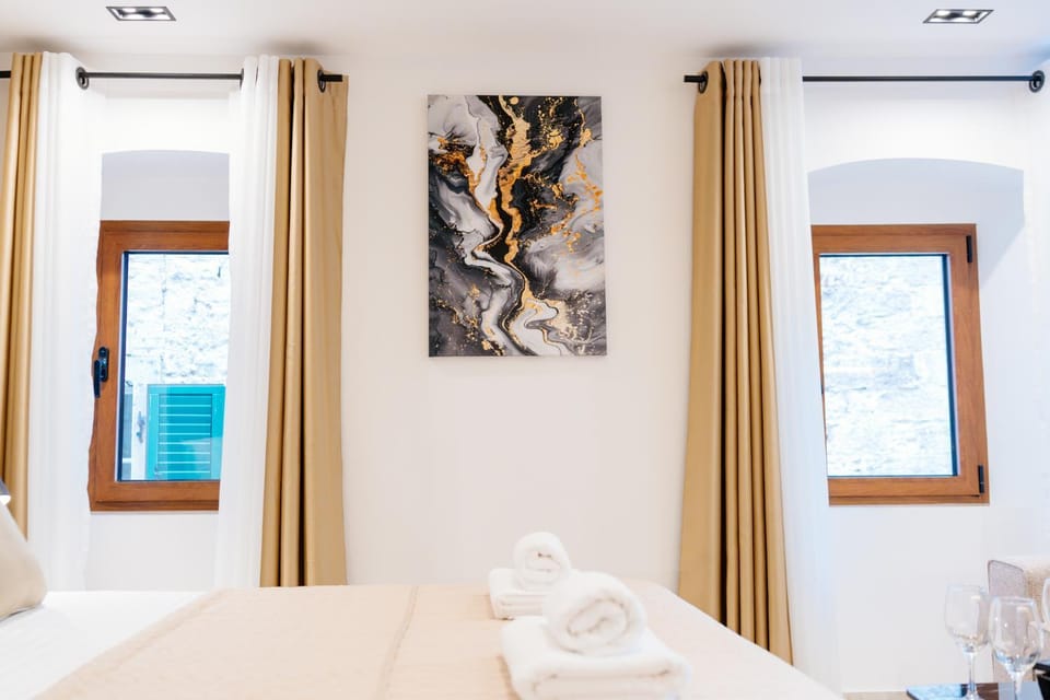 Bed, Photo of the whole room, Decorative detail, Bedroom, towels