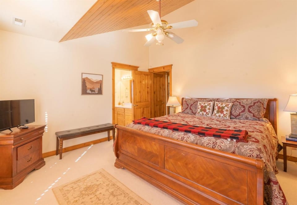 Cozy Family Cabin Deck & Fire Table Sleeps 10 Cabin in Kachina Village