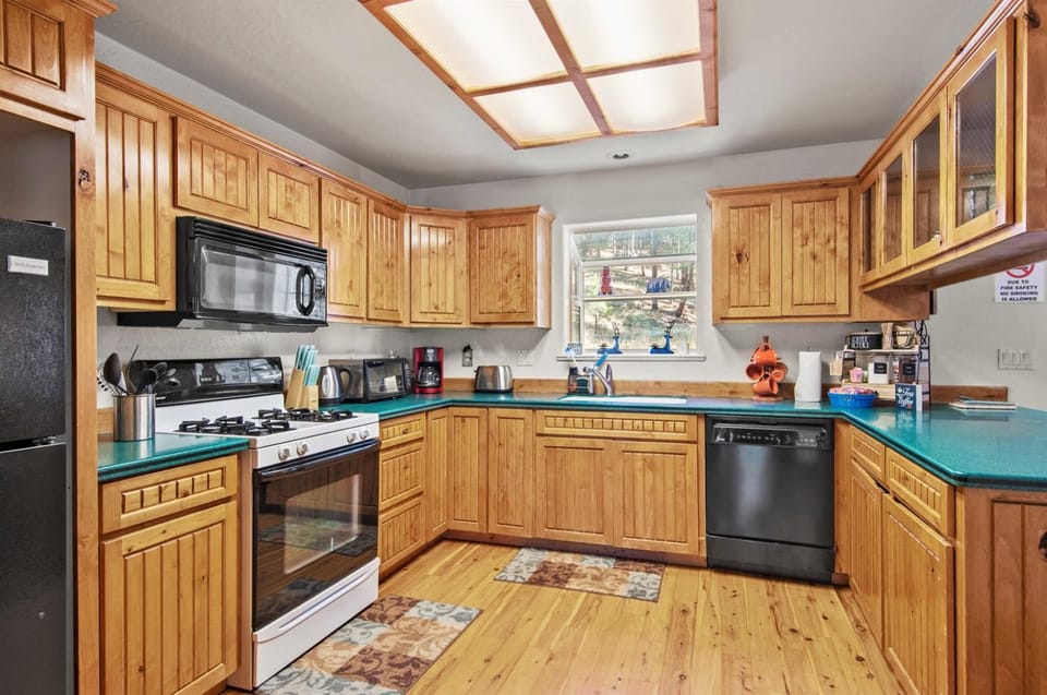 Cozy Family Cabin Deck & Fire Table Sleeps 10 Cabin in Kachina Village