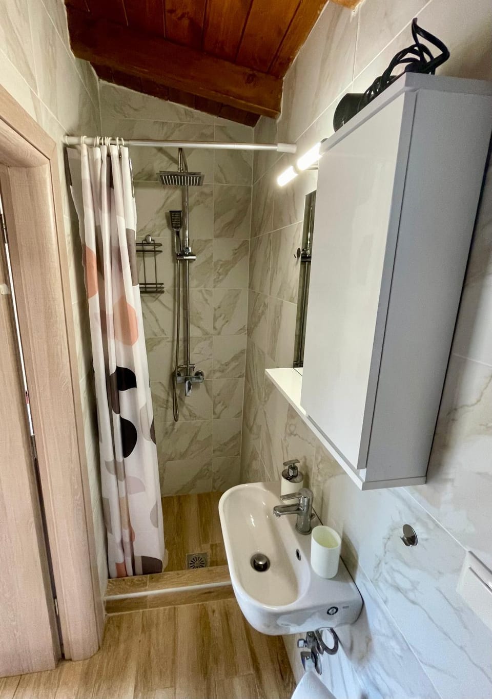 Shower, Toilet