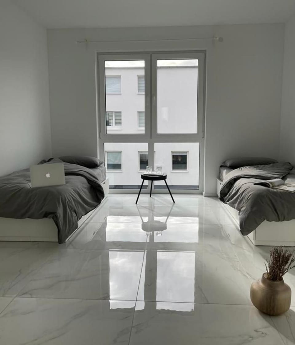 Neubau Design 4 Zimmer Wohnung 2x Bad, Küche, Balkon Braunschweig City Apartment in Brunswick