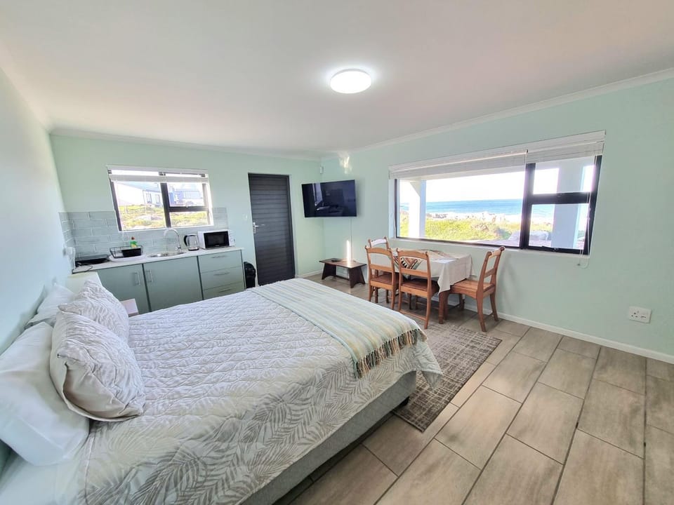 Bed, Kitchen or kitchenette, Dining area, Bedroom, Sea view
