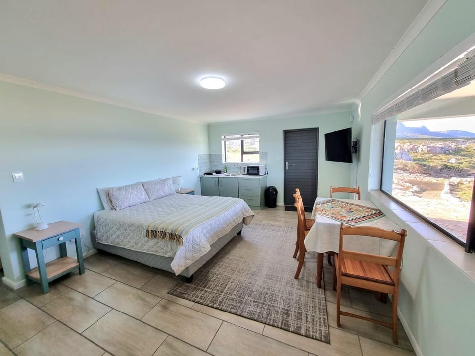 Bed, Kitchen or kitchenette, Dining area, Bedroom