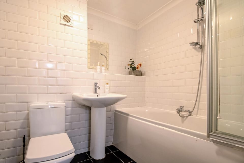Shower, Toilet, Bathroom, Bath, towels