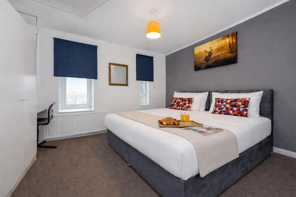 Bed, TV and multimedia, Bedroom