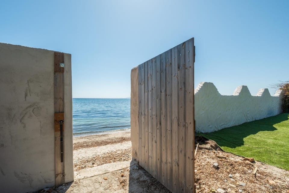 Beachfront villa with direct access -Private pool & Zen Area Apartment in Quartu Sant'Elena
