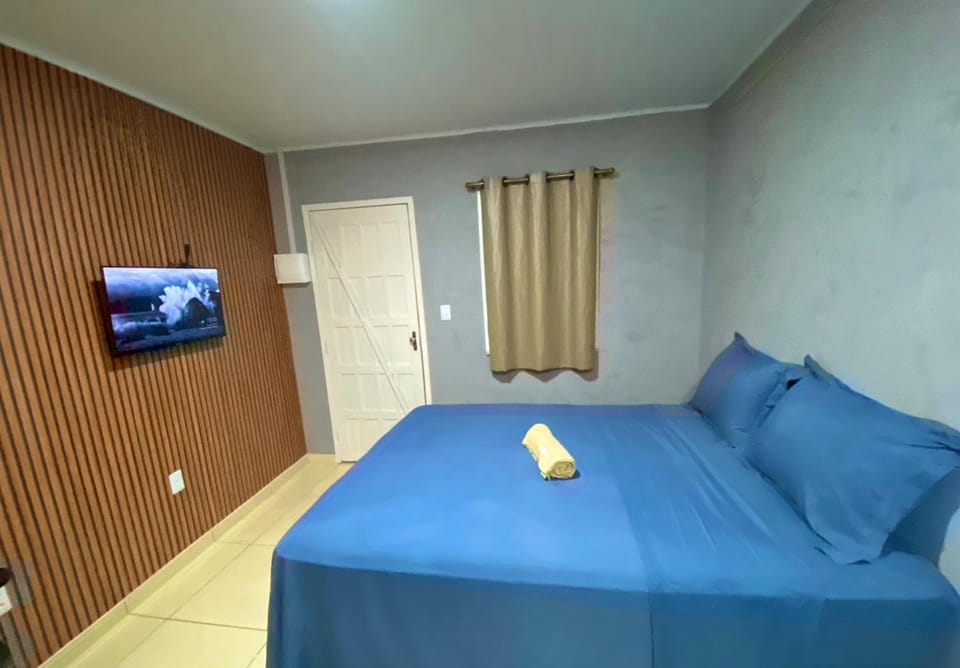 Bed, TV and multimedia, Living room, Photo of the whole room, Decorative detail, Seating area, Bedroom, flat iron, hair dryier, internet, locker, towels, air conditioner