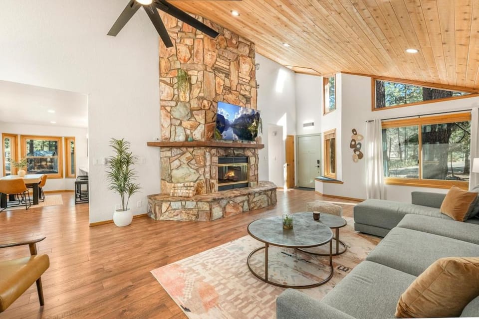 Pinewood Lodge - Backs to Forest - Near Downtown! House in Flagstaff