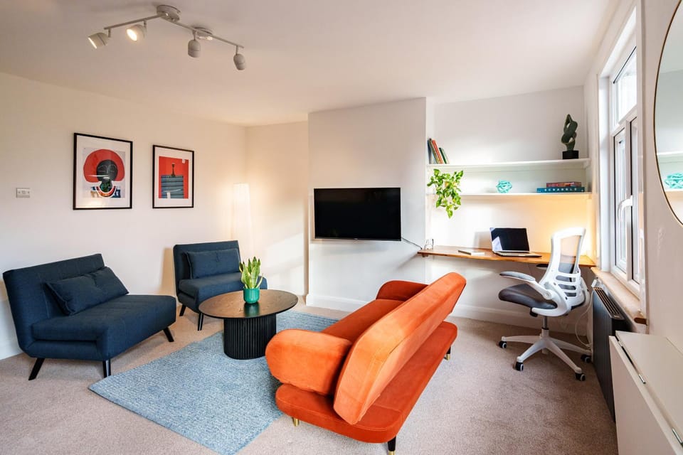 Communal lounge/ TV room, TV and multimedia, Living room, Seating area, Evening entertainment