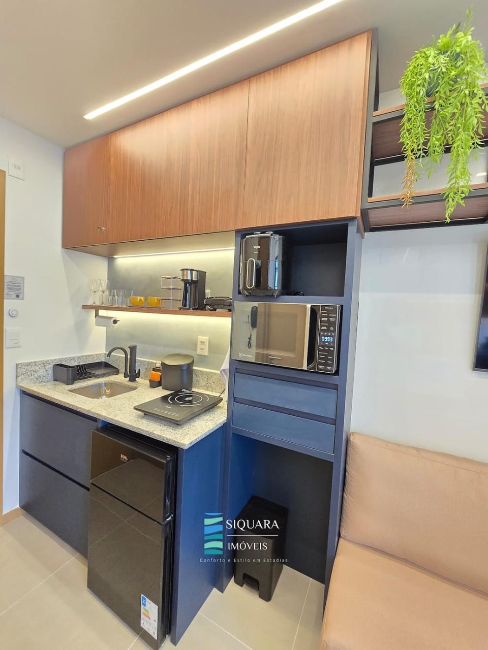 Kitchen or kitchenette, minibar, stove