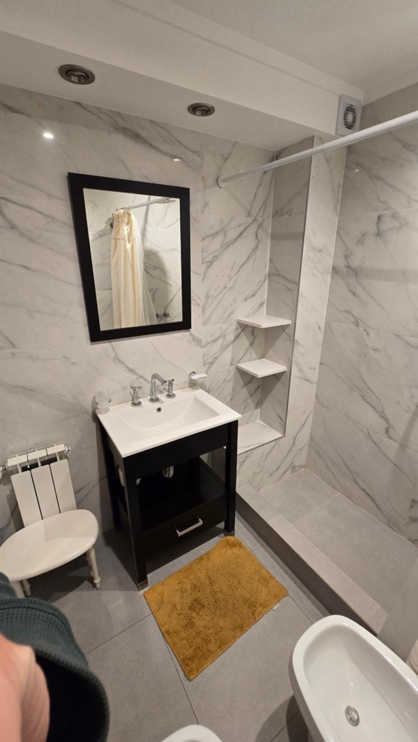 Shower, Toilet, towels