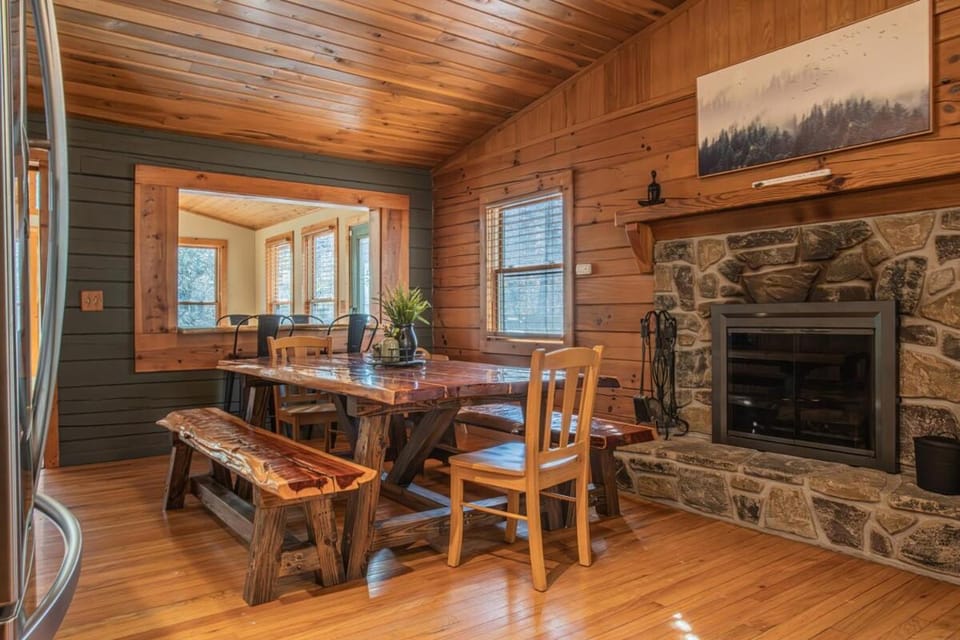 Mountain Log Cabin, Games, HotTub, Outdoor Firepit Cabin in Sevier County