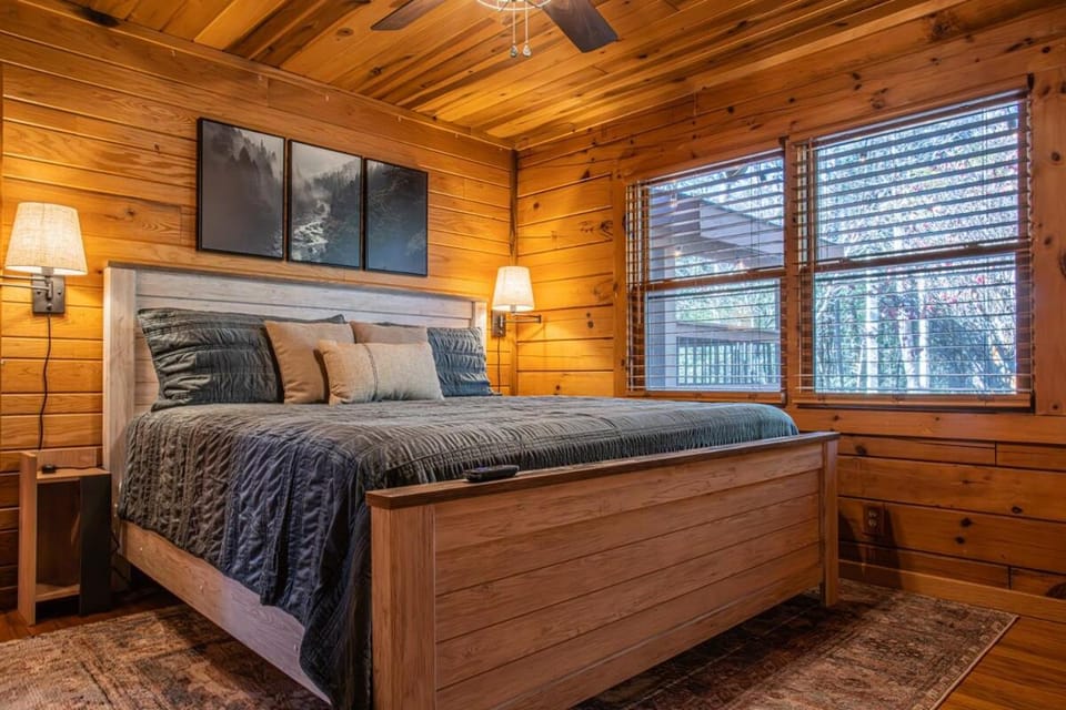Mountain Log Cabin, Games, HotTub, Outdoor Firepit Cabin in Sevier County