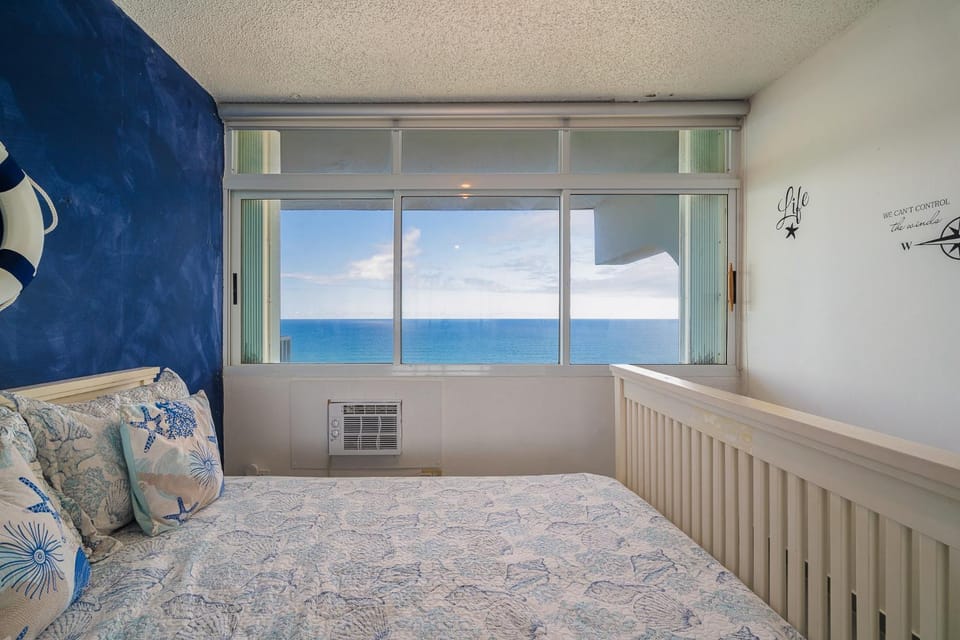 Bed, Photo of the whole room, Bedroom, internet, air conditioner