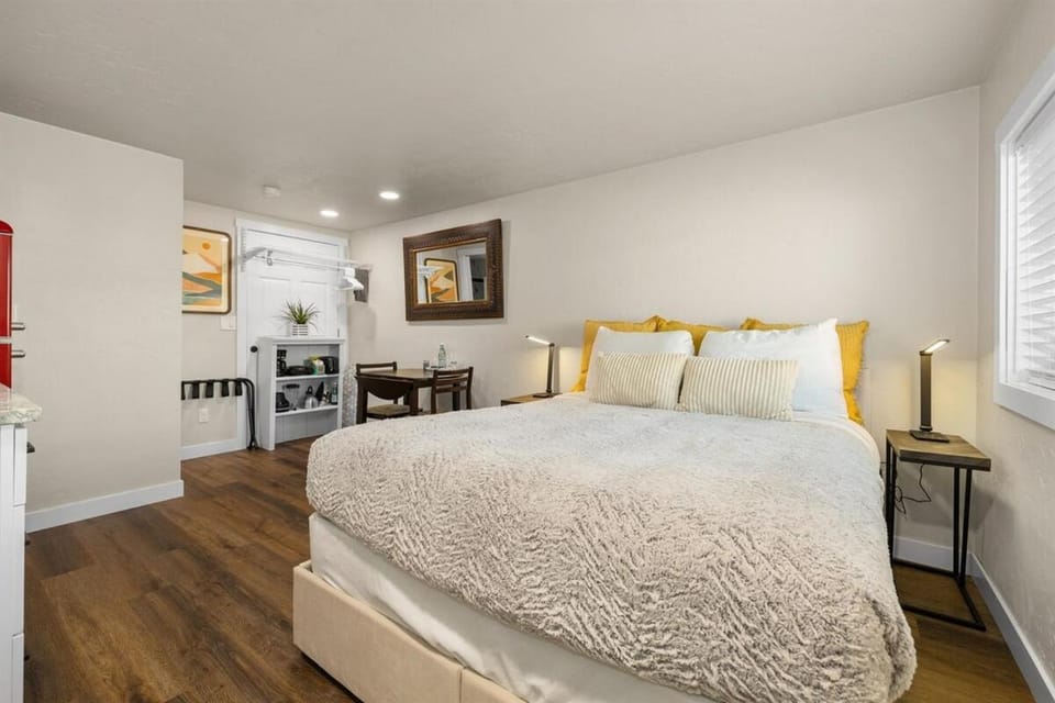 Eagle Nest Retreat - Modern Studio in Eagle Apartment in Eagle