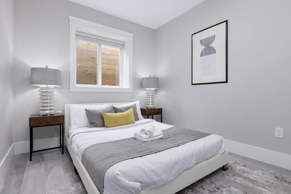 Cosy 2-Bed Basement Suite in Quiet Neighbourhood House in Surrey