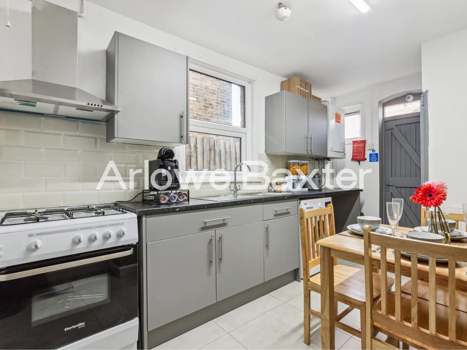 Coffee/tea facilities, Kitchen or kitchenette, Dining area, Aqua park, stove, dryer