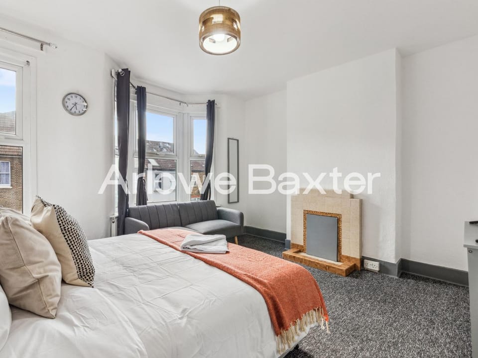 Bed, Photo of the whole room, Seating area, Bedroom, internet