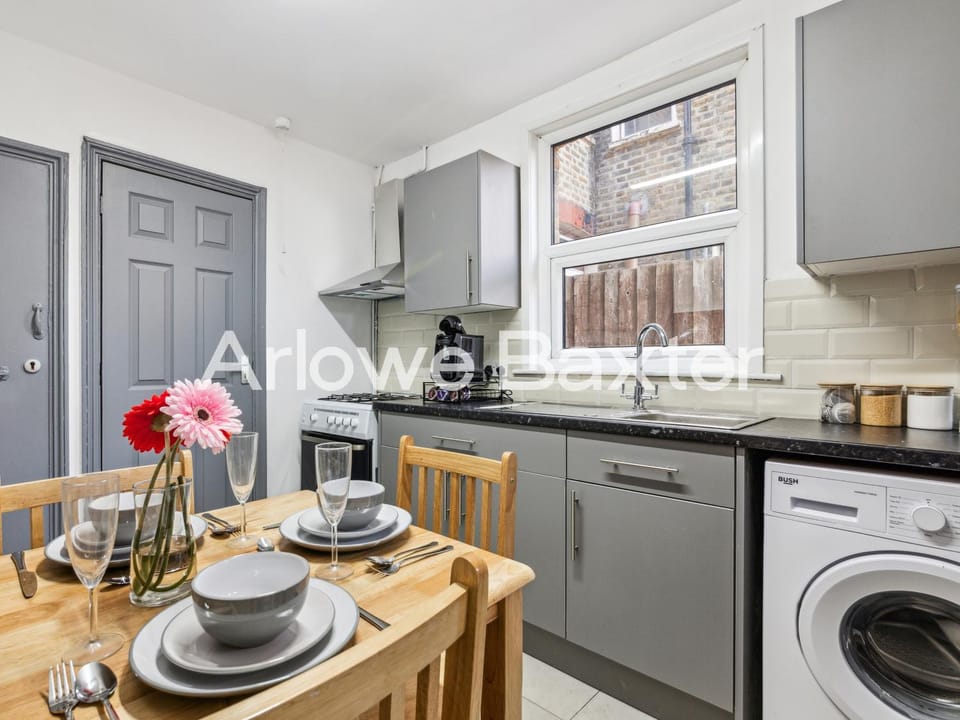 Kitchen or kitchenette, Dining area, Communal kitchen, oven, stove, washing machine, dryer