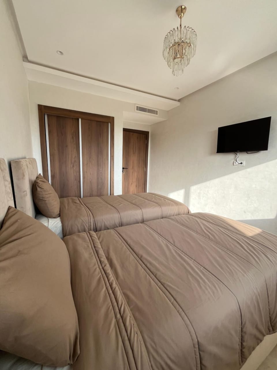 Bed, TV and multimedia, Photo of the whole room, Bedroom
