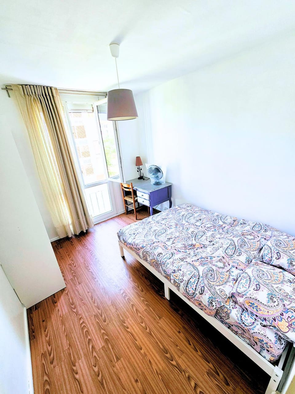 Bed, Photo of the whole room, Seating area, Bedroom