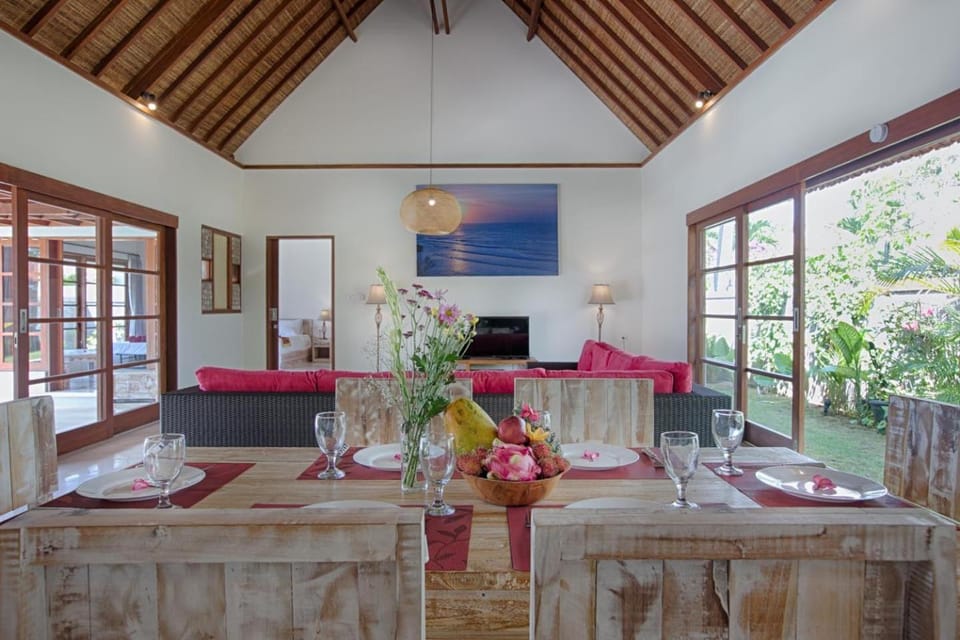 Living room, Seating area, Dining area, Food