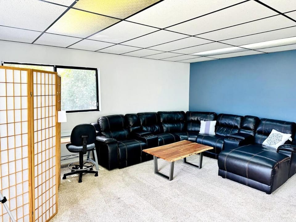 Waterfront Escape - Dock, Hot Tub, Theater House in Allyn-Grapeview