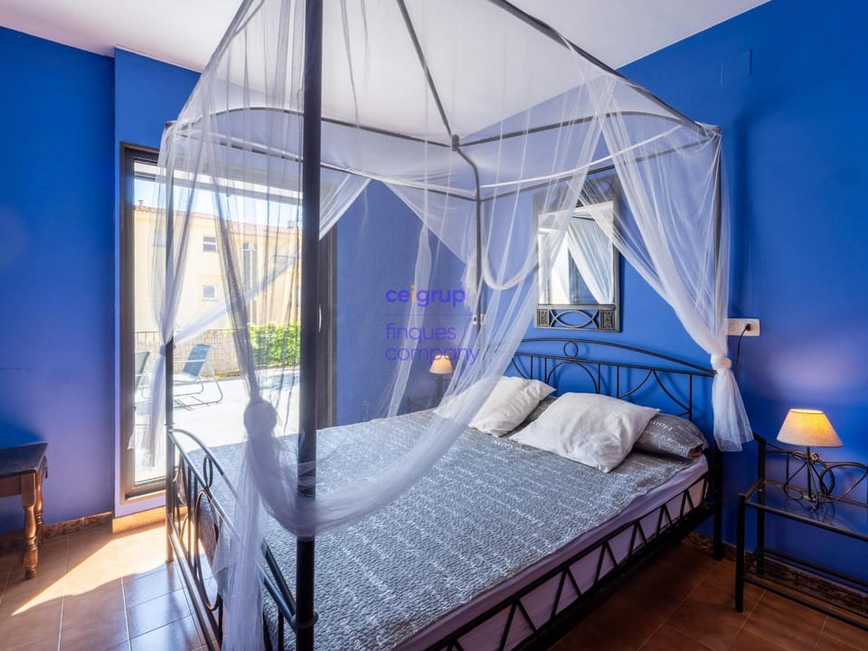 Amplio Apartamento Renovado, Terraza y Piscina Privada en Grifeu - ES-228-203 Apartment in Alt Empordà