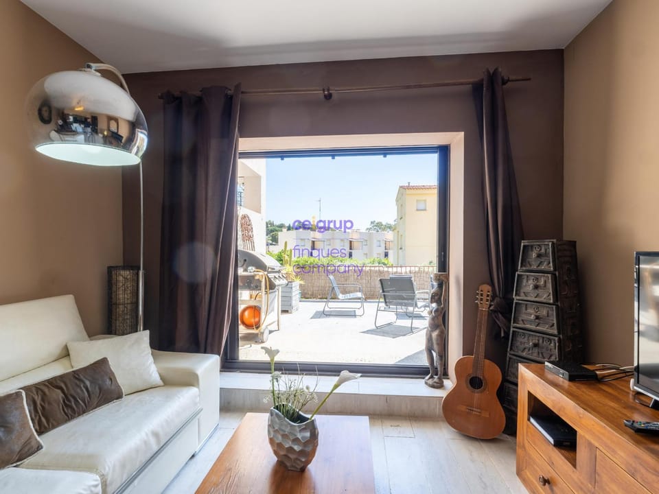Amplio Apartamento Renovado, Terraza y Piscina Privada en Grifeu - ES-228-203 Apartment in Alt Empordà