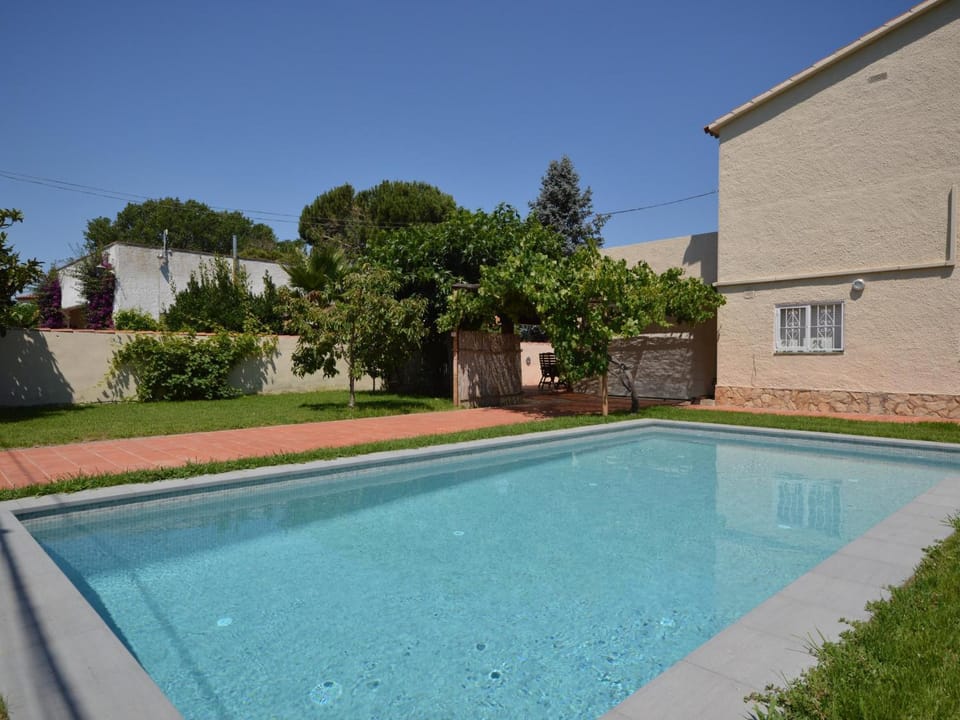 Casa Cómoda con Piscina Privada y Jardín en Sant Pere Pescador - ES-89-143 Villa in Alt Empordà