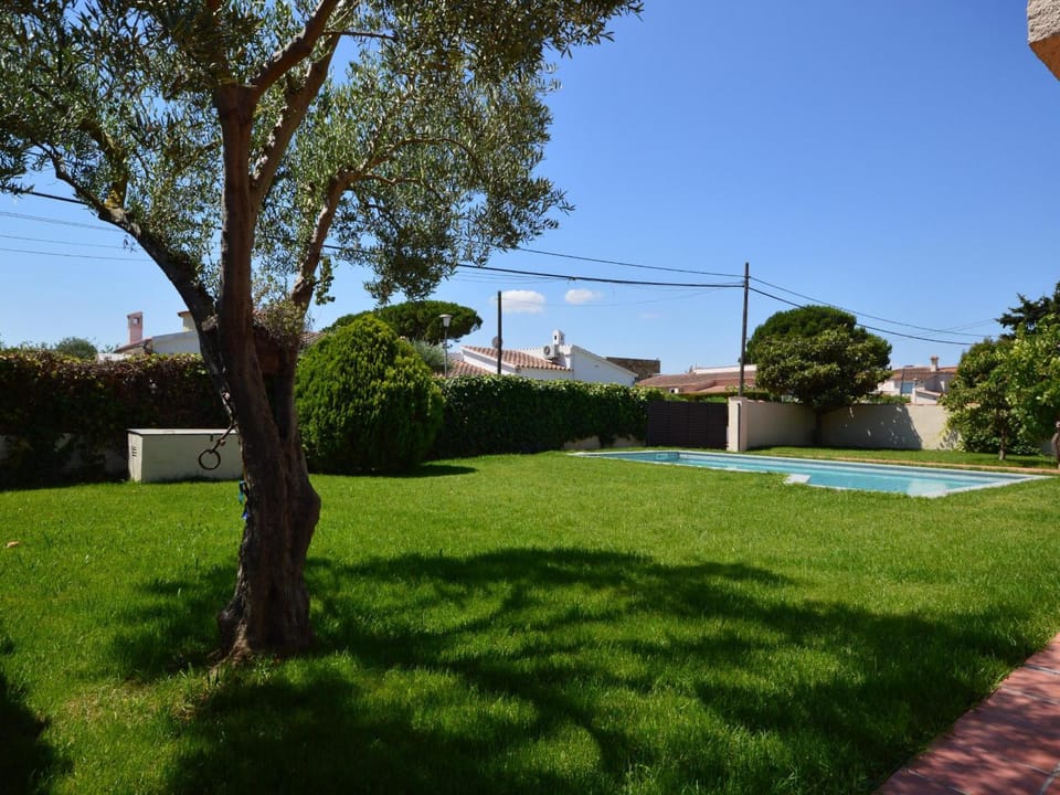 Casa Cómoda con Piscina Privada y Jardín en Sant Pere Pescador - ES-89-143 Villa in Alt Empordà