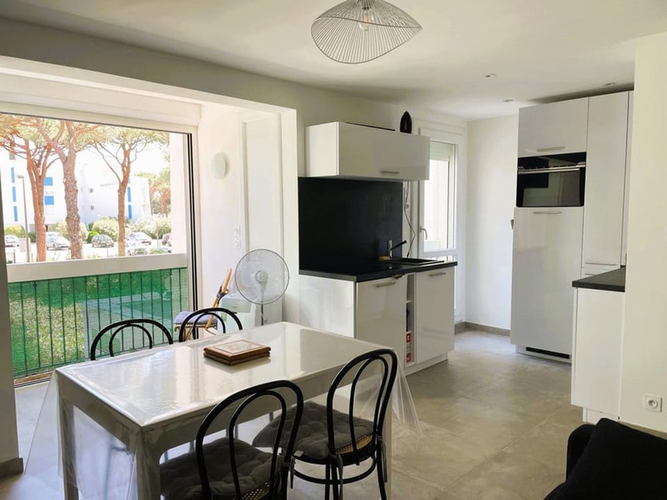 La Grande Motte: Appart 2 pièces lumineux, 4 couchages, parking privé - FR-1-790-35 Apartment in La Grande-Motte