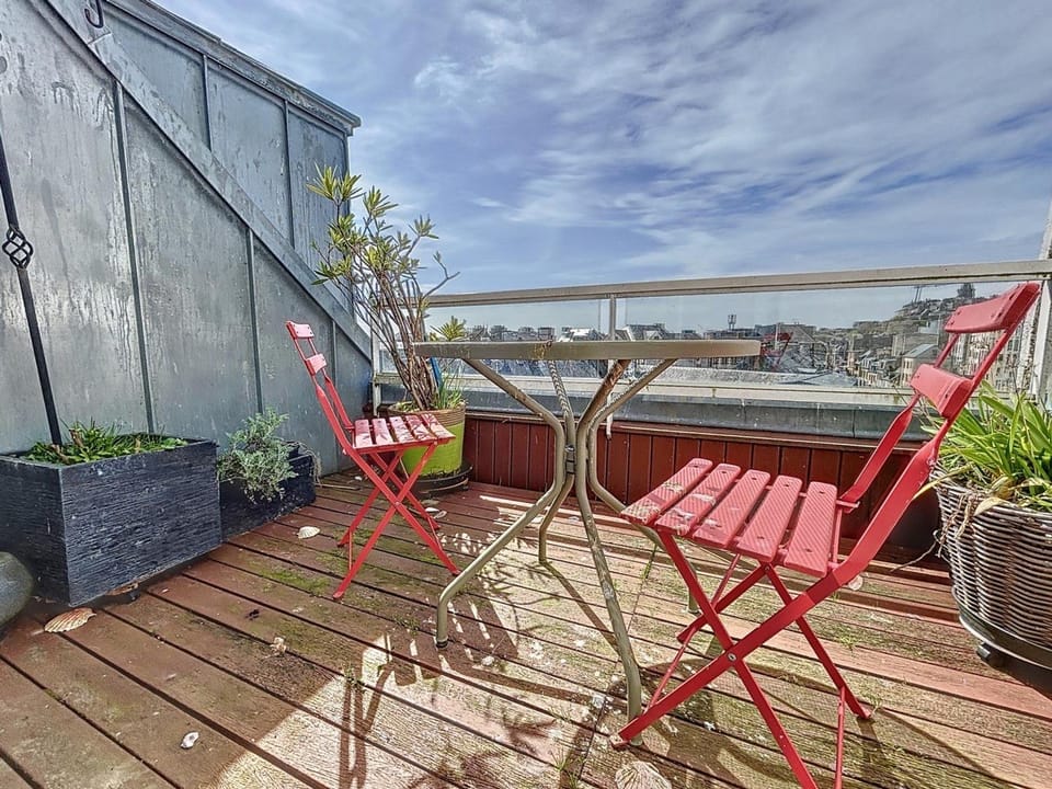 Duplex T3 avec terrasse au cœur de Granville - FR-1-361-566 Apartment in Granville