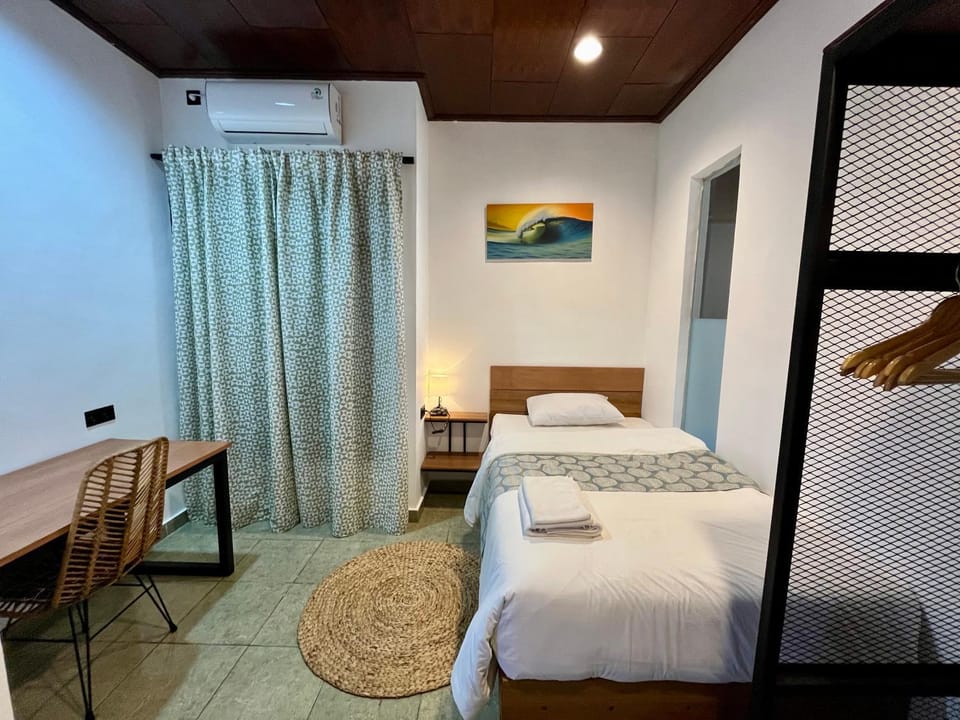 Bed, Photo of the whole room, Decorative detail, Decorative detail, Bedroom, internet, storage, wardrobe, air conditioner