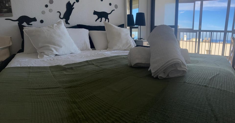 Bed, Bedroom, towels